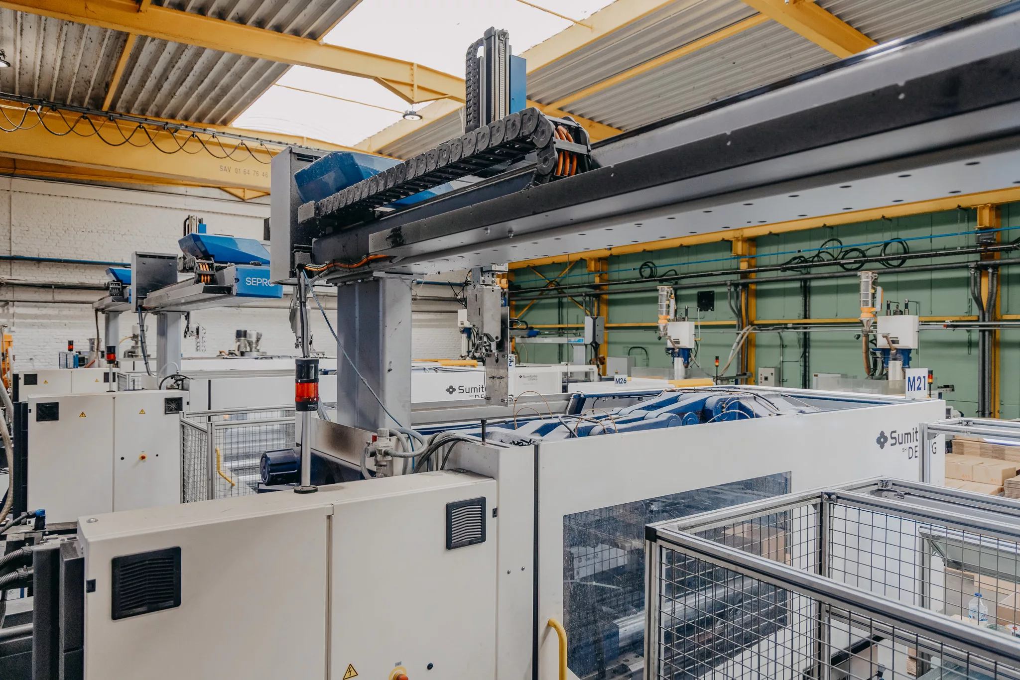 Parc machine de presses à injecter par moulage chez Sagaert Plasturgie