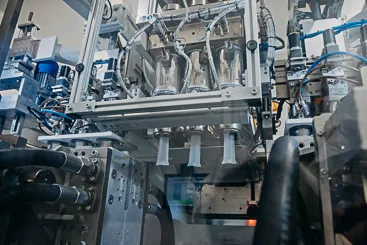 Machine d'extrusion soufflage en salle blanche chez Sagaert Plasturgie.