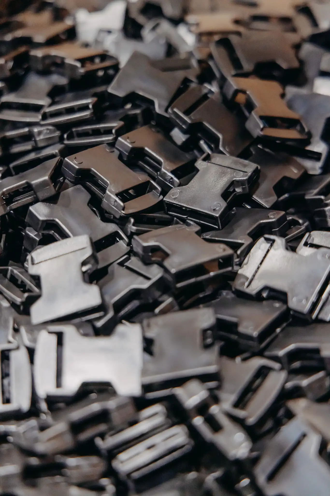 Exemple de bi injection plastique avec plein de pièces pour montrer l'efficacité et la capacité de Sagaert Plasturgie